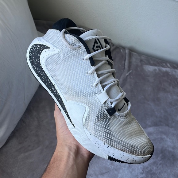 NIKE Giannis Freak 1 basketball shoe - Oreo - white/black - swish - Picture 1 of 10